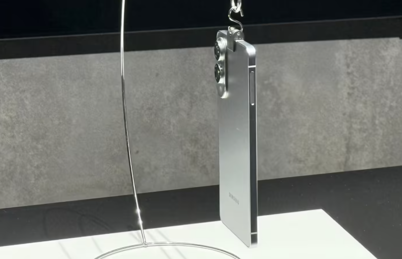 Another image of the Samsung S25 Edge
